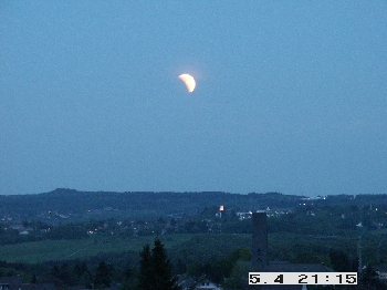 Der partiell verfinsterte Mond über Ittenbach