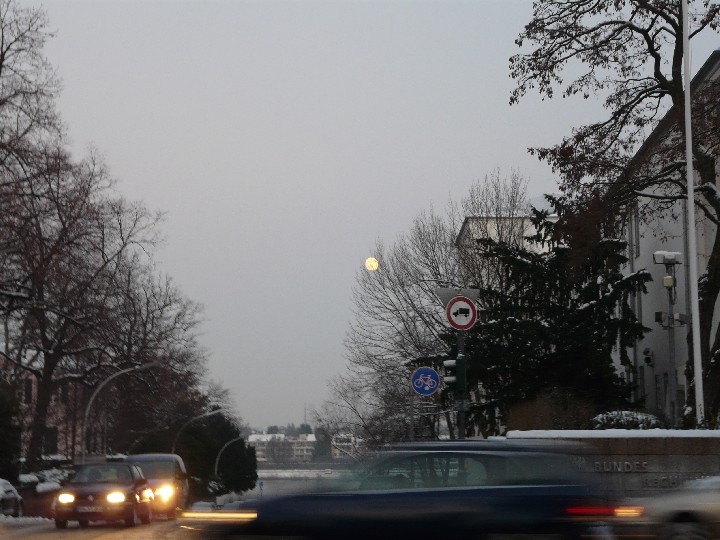 Mond am 20.12.2010, aufgenommen in der Bonner Südstadt