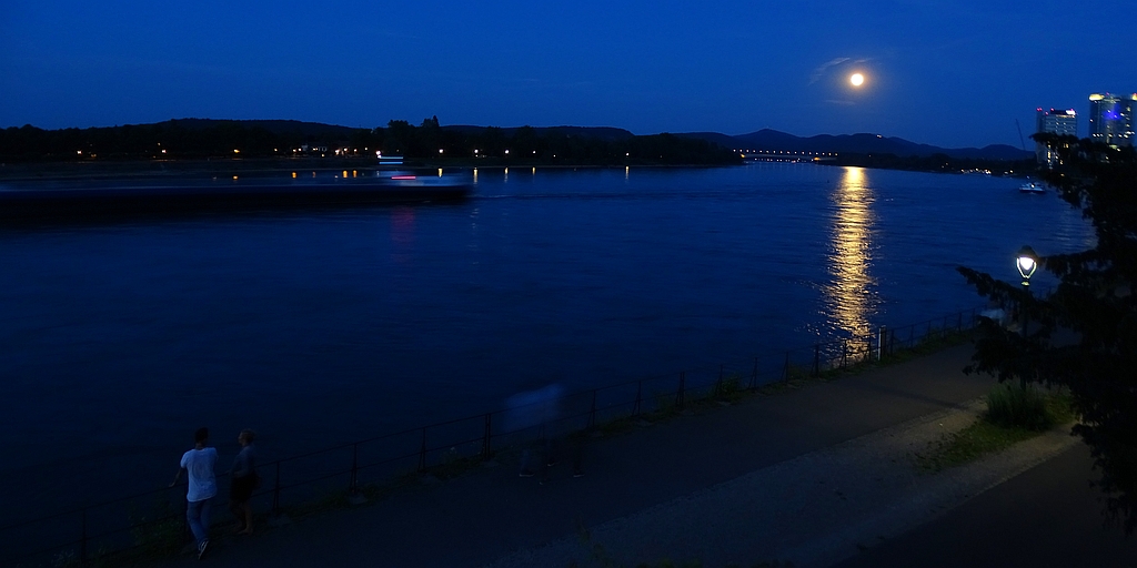 Blaue Stunde am Rhein, 21:44 Uhr